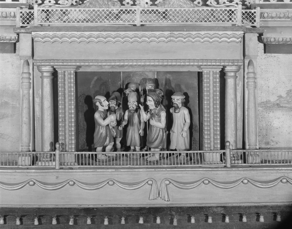 "The Busy World" Automaton, 1830-1850 / detail Black-and-white photo of scene with human figures wearing robes on a stage with carved details around them