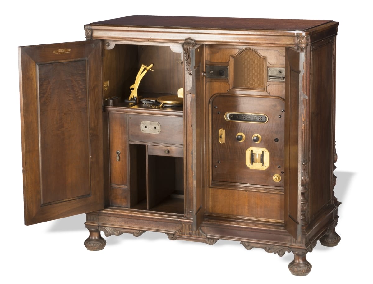 Victor Electrola with RCA Radiola 28 Broadcast Radio Receiver, Model VE9-55E, 1927 Wooden cabinet with knobs and machinery inside